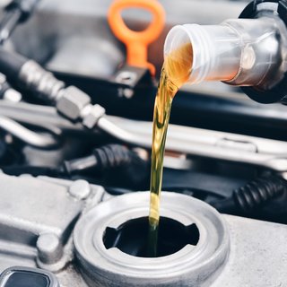 Olie bijvullen in auto